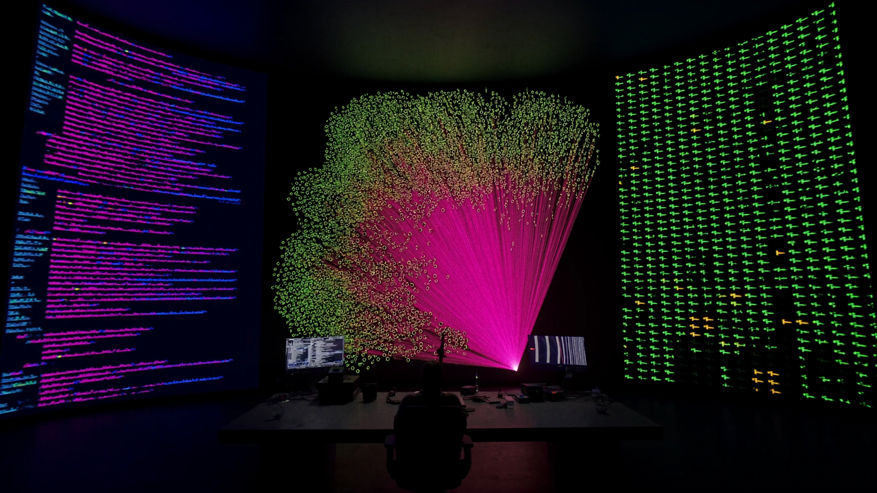 Person vor mehreren Screens mit parallelen Agenten-Diagrammen und laufenden Code-Prozessen