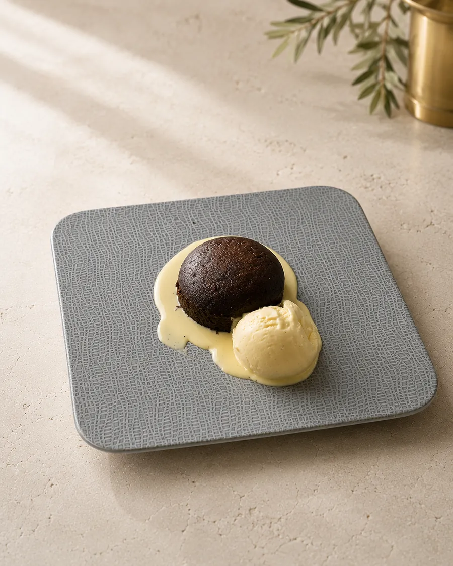 Nachher: helles Foto eines Schokoladen-Soufflés mit Vanilleeis