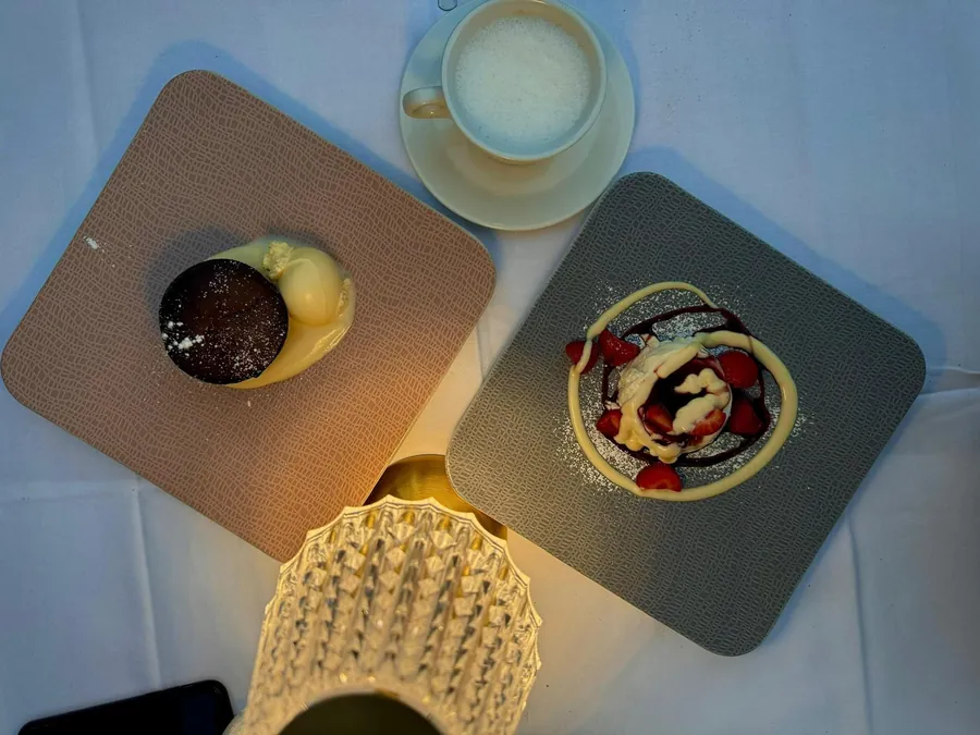 Vorher: dunkles Abendfoto zweier Desserts auf dem Tisch